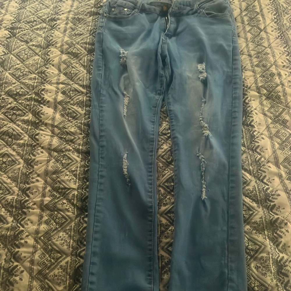 Blue jeans skinny jeans with holes brand: GM size:Large 9/10
Color:Blue jeans